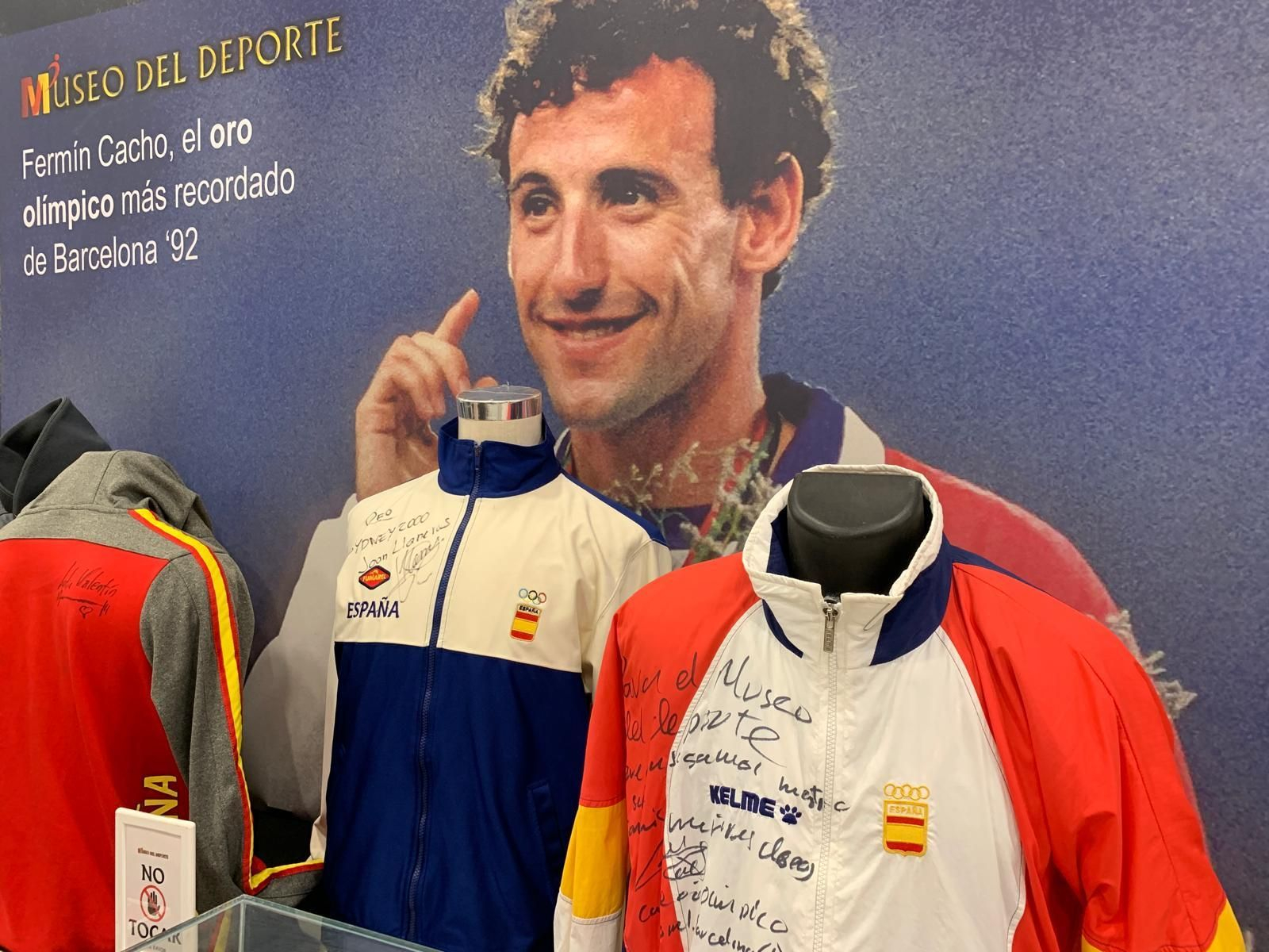 Objetos firmados por el atleta español Fermín Cacho, oro en los Juegos Olímpicos de Barcelona, que se pueden encontrar en la exposición.