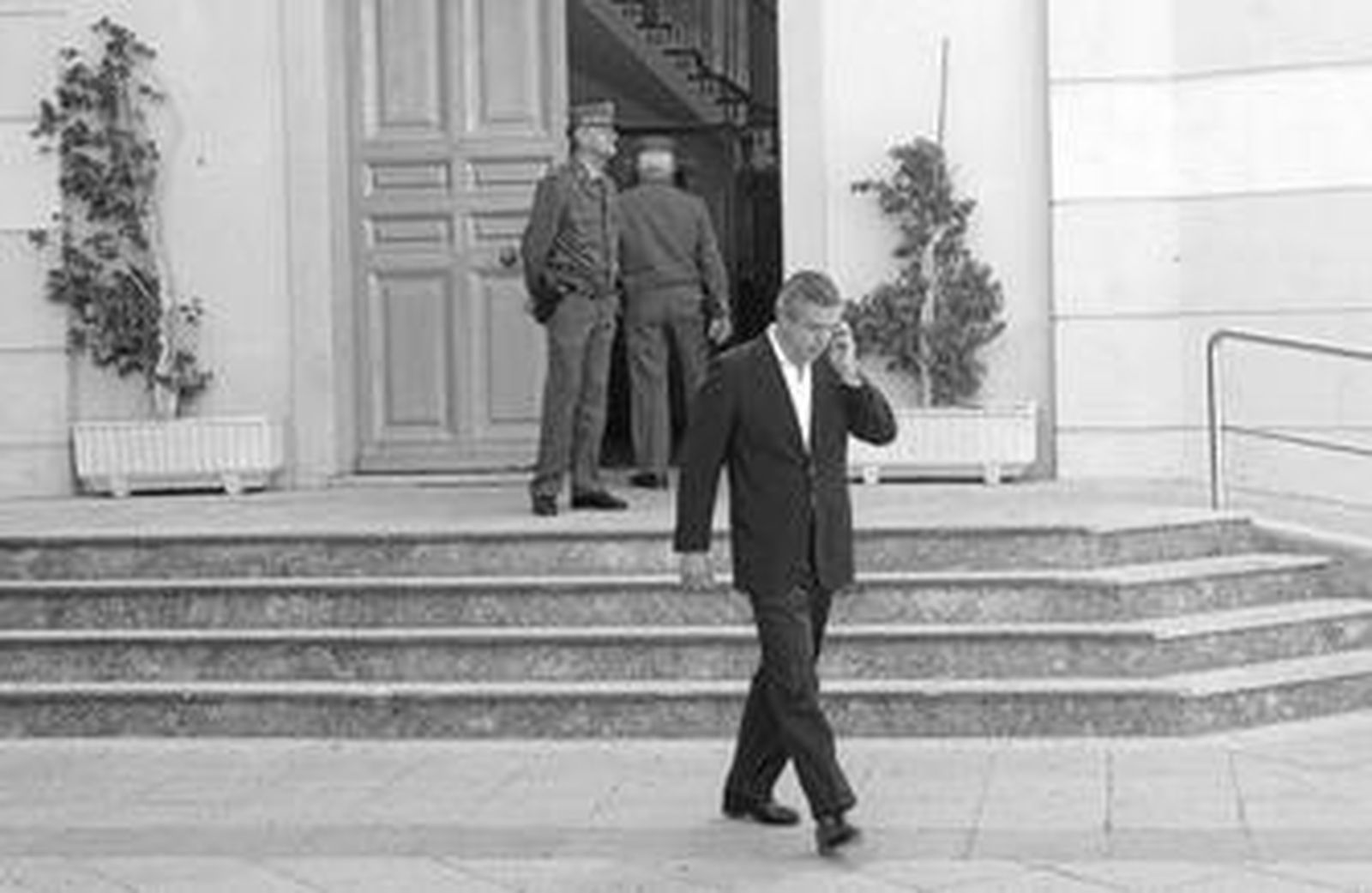El ex alcalde Juan Carlos Juárez sale de la Audiencia Provincial tras declarar ayer como testigo.