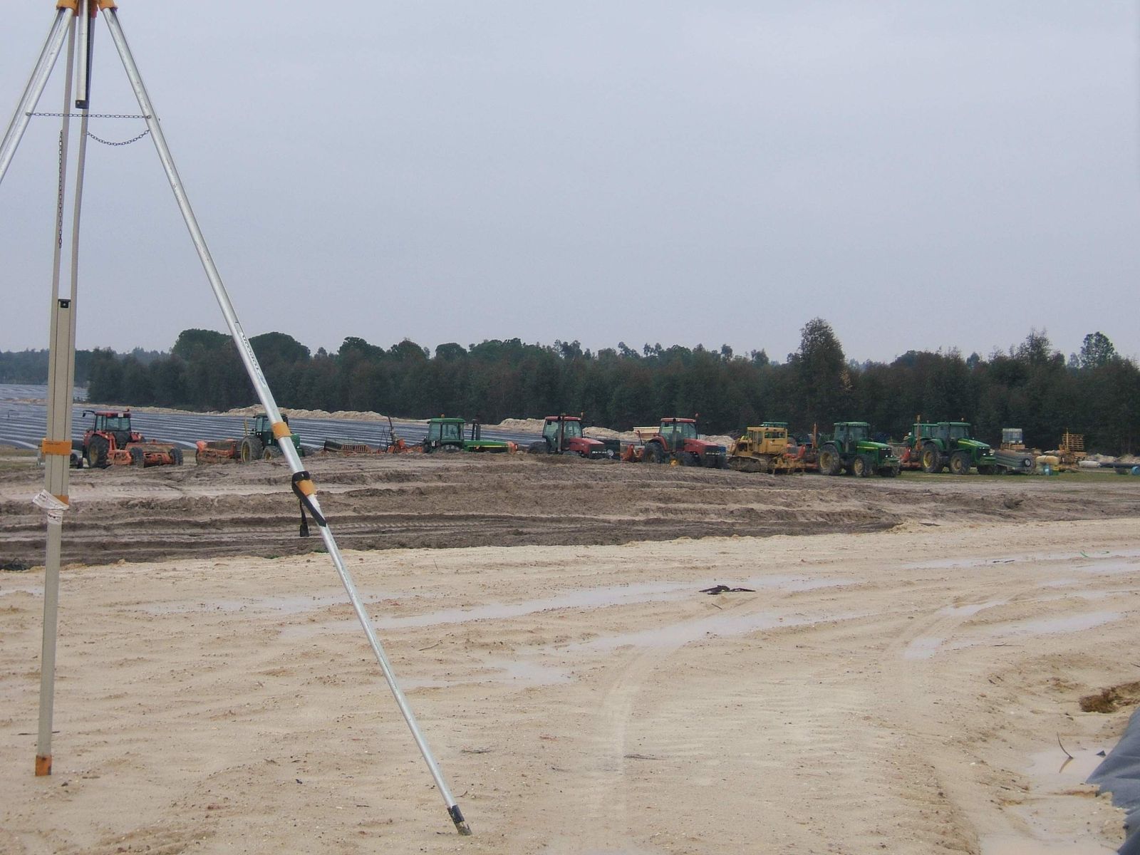 Maquinaria lista para trabajar en la finca El Avispero.