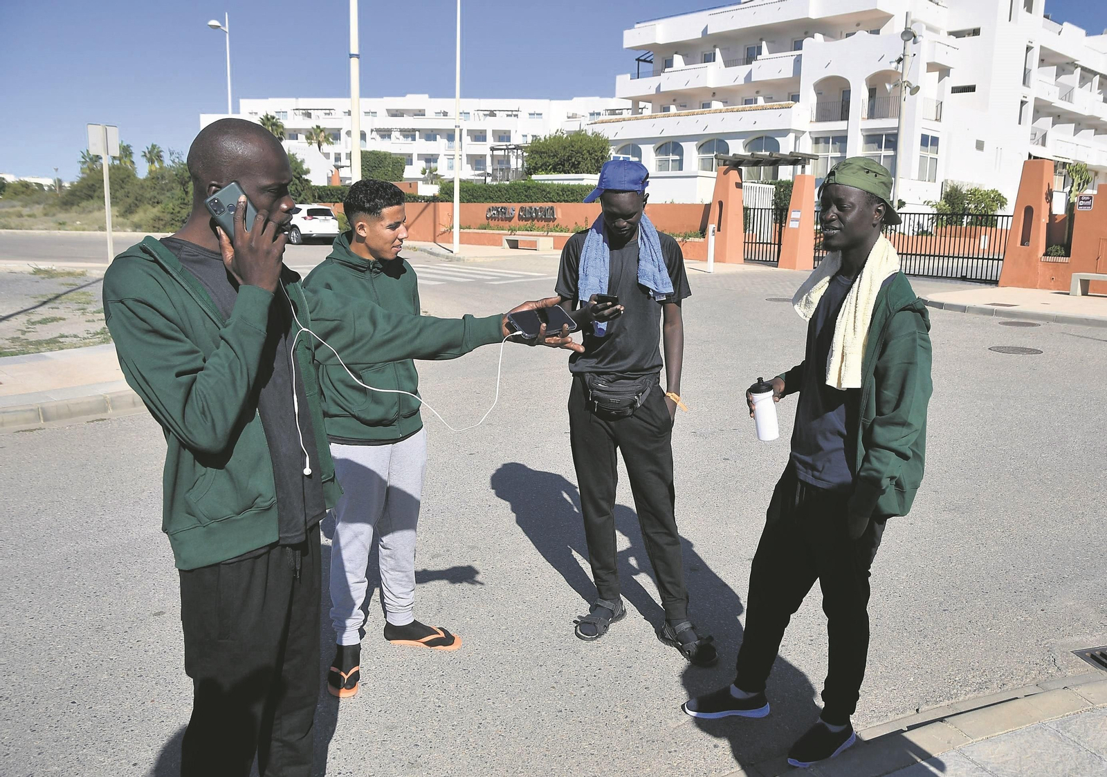 Un grupo de los inmigrantes que han sido alojados en un hotel de El Toyo