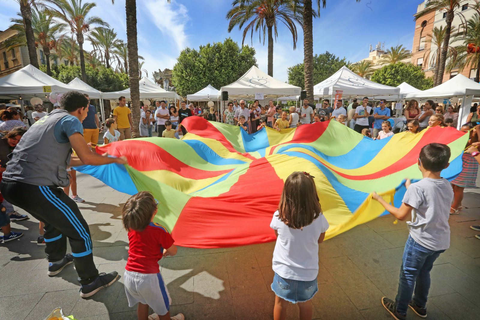 Los niños disfrutaron de muchos juegos infantiles en la plaza del Arenal, este sábado.