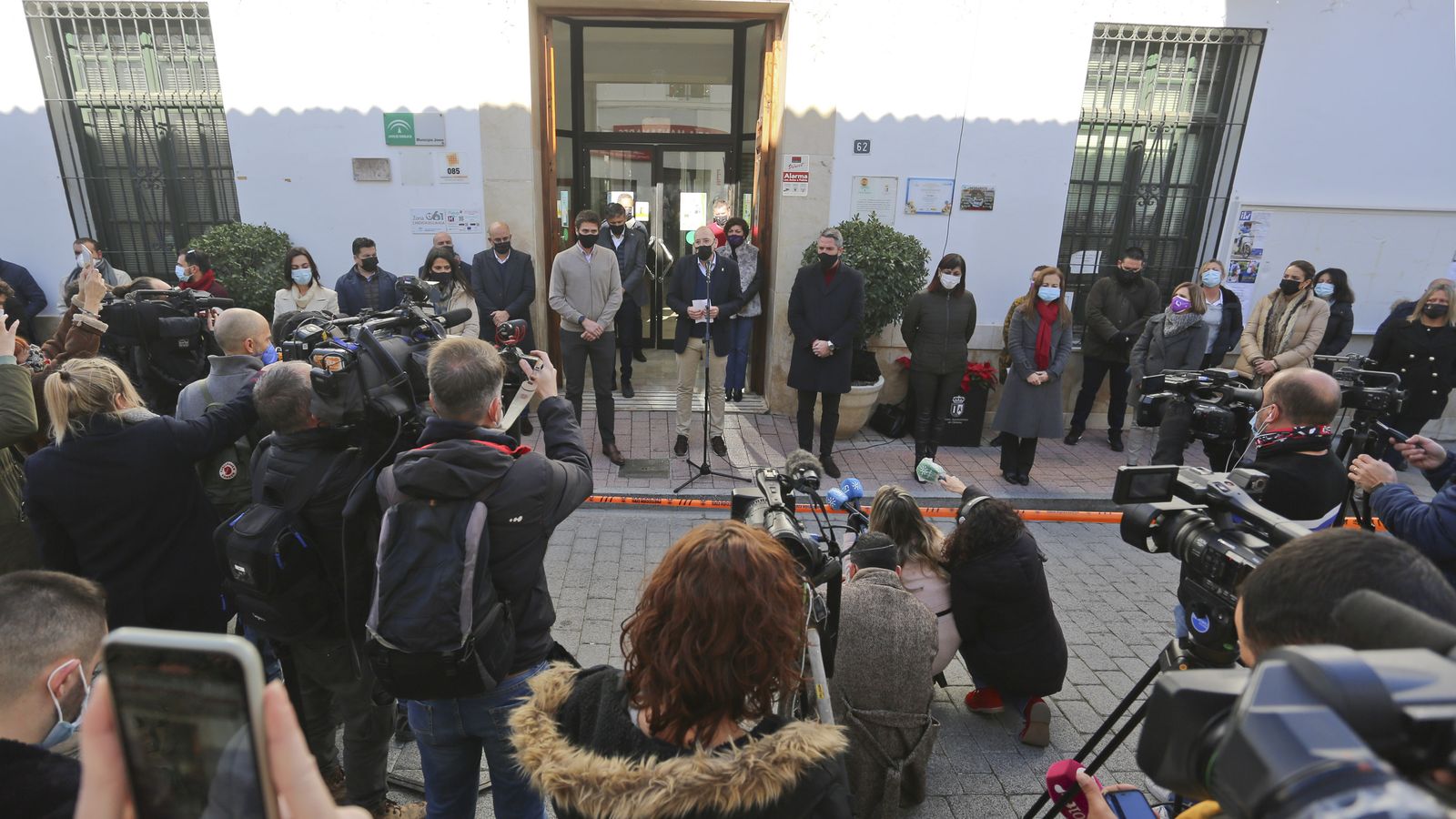 Responsables institucionales en el acto en repulsa contra la violencia machista.