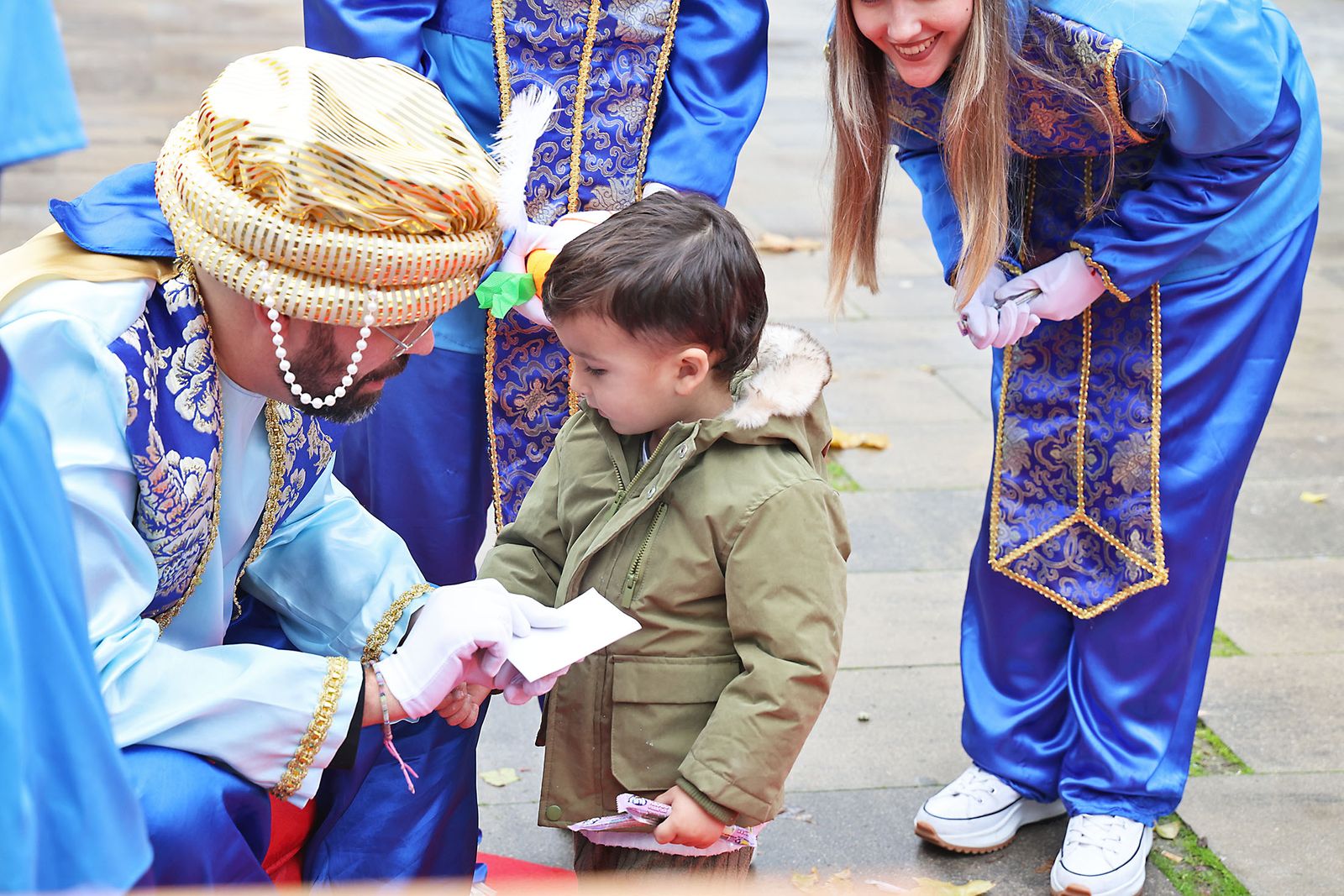 Los Pajes Reales recogen las cartas de los más pequeños en la Plaza Houston