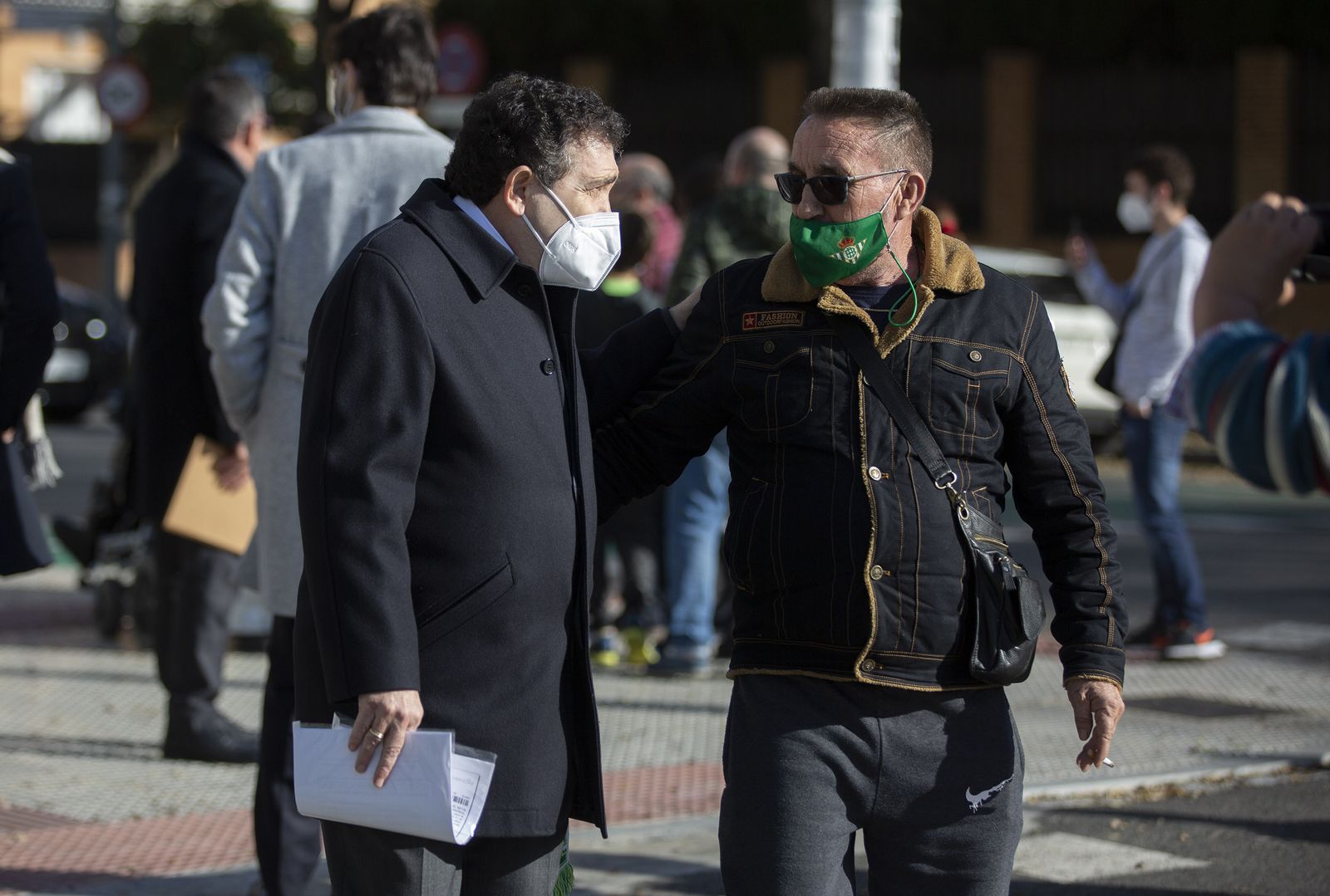 Caro Ledesma dialoga con un aficionado en la junta de accionistas de 2020.
