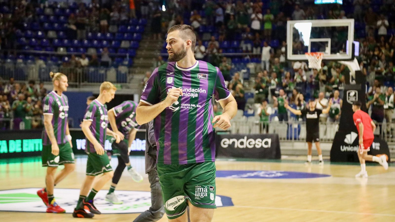 La fiesta previa del Unicaja: Subida de bandera, homenaje a Toñi García, nuevo videomarcador...