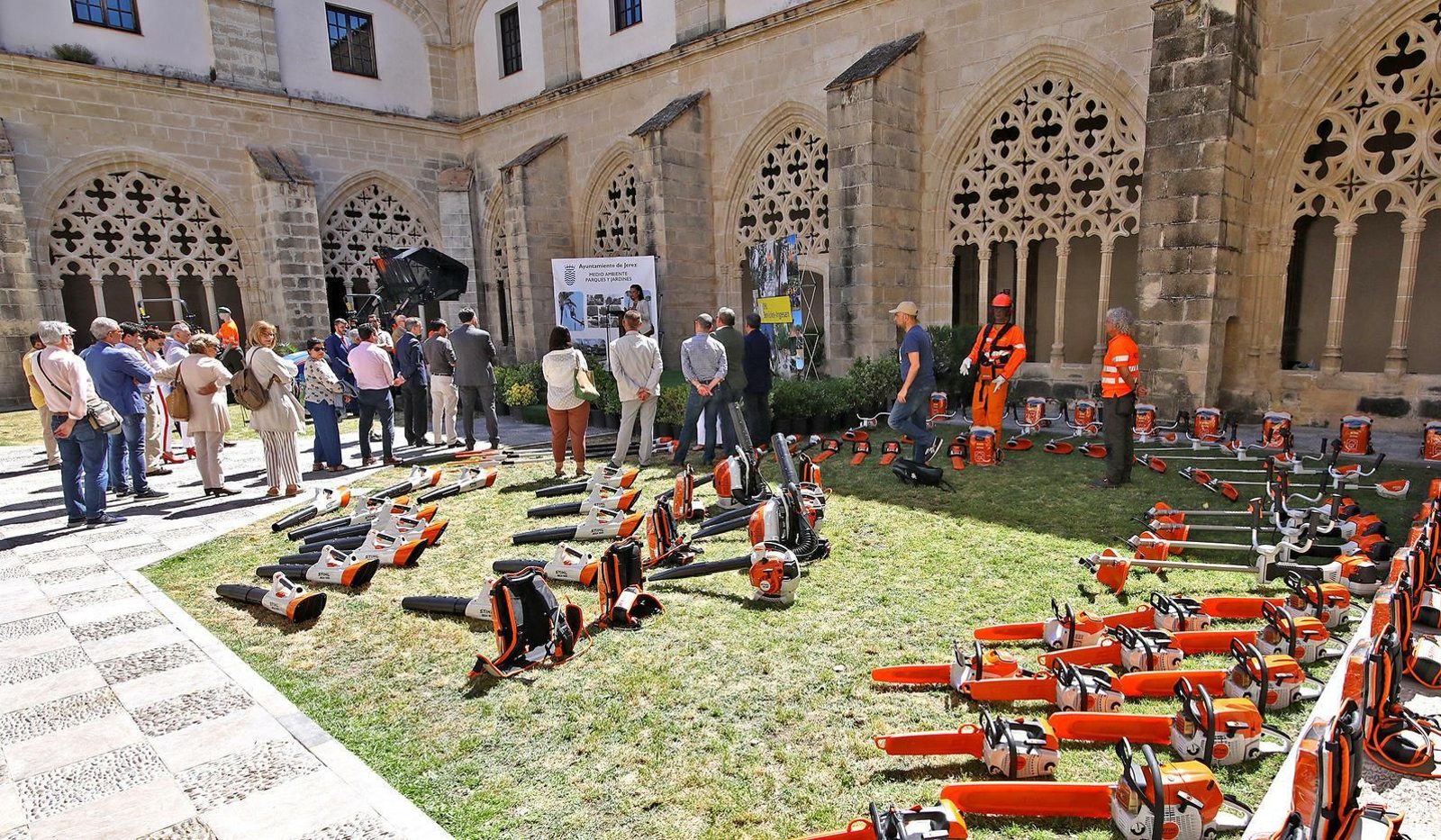 Presentación de la nueva maquinaria y el uniforme del servicio de parques y jardines, este martes en los Claustros. Presentación de la nueva maquinaria y el uniforme del servicio de parques y jardines, este martes en los Claustros.