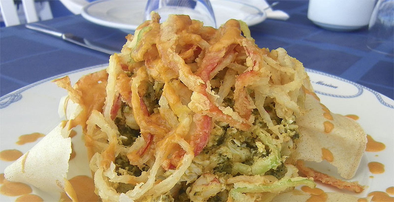 Revuelto de ortiguillas y langostinos