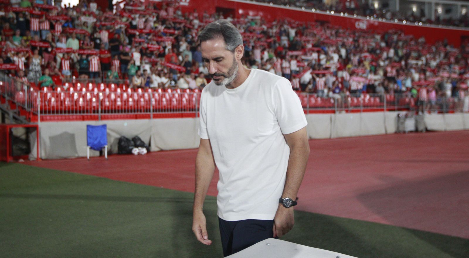 El técnico valenciano se dirige al banquillo antes del pitido inicial del Almería-Celta