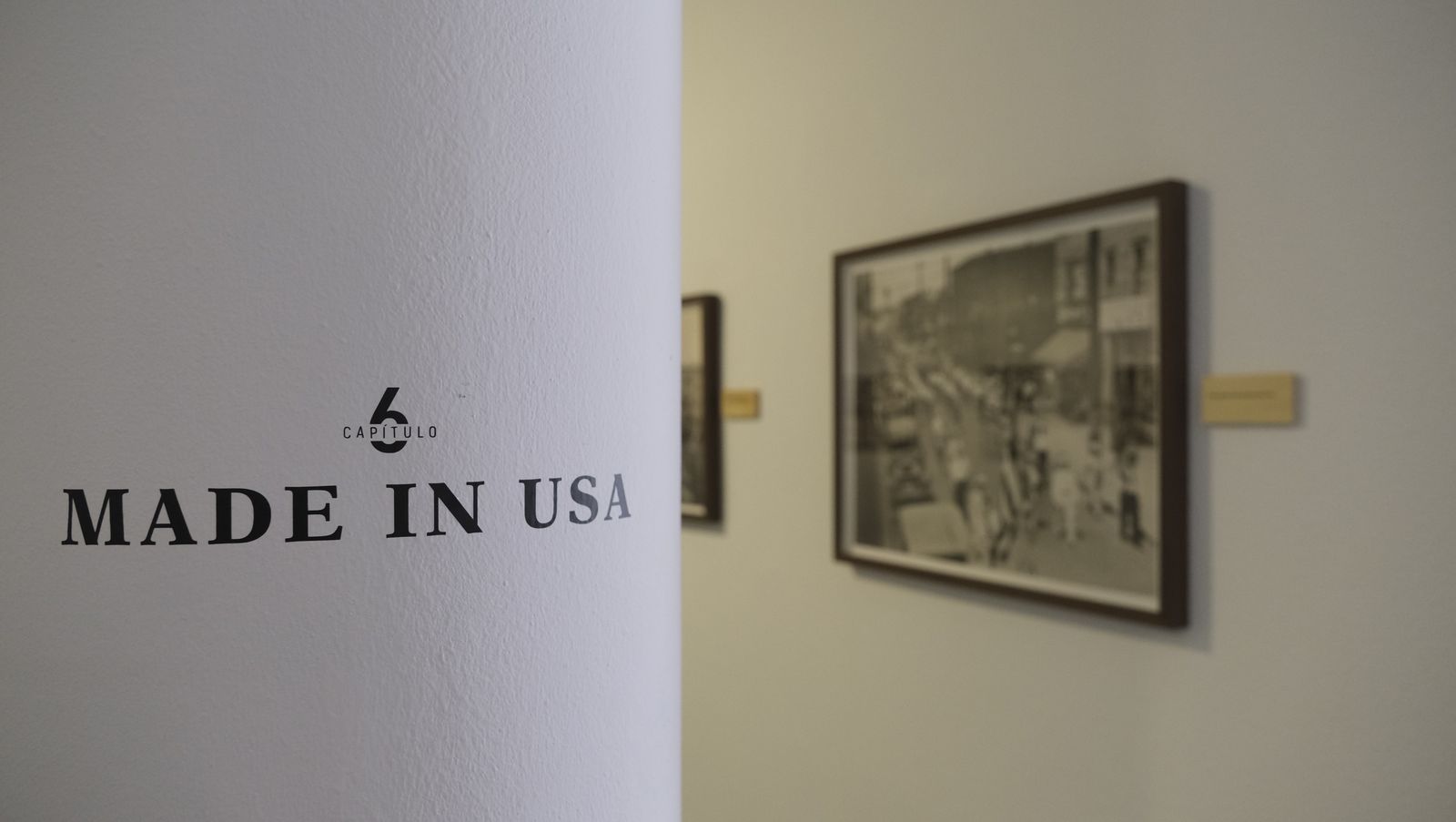 Imágenes de la exposición 'Emigrantes Invisibles. Españoles en EEUU 1868/1945', en el Museo de Almería