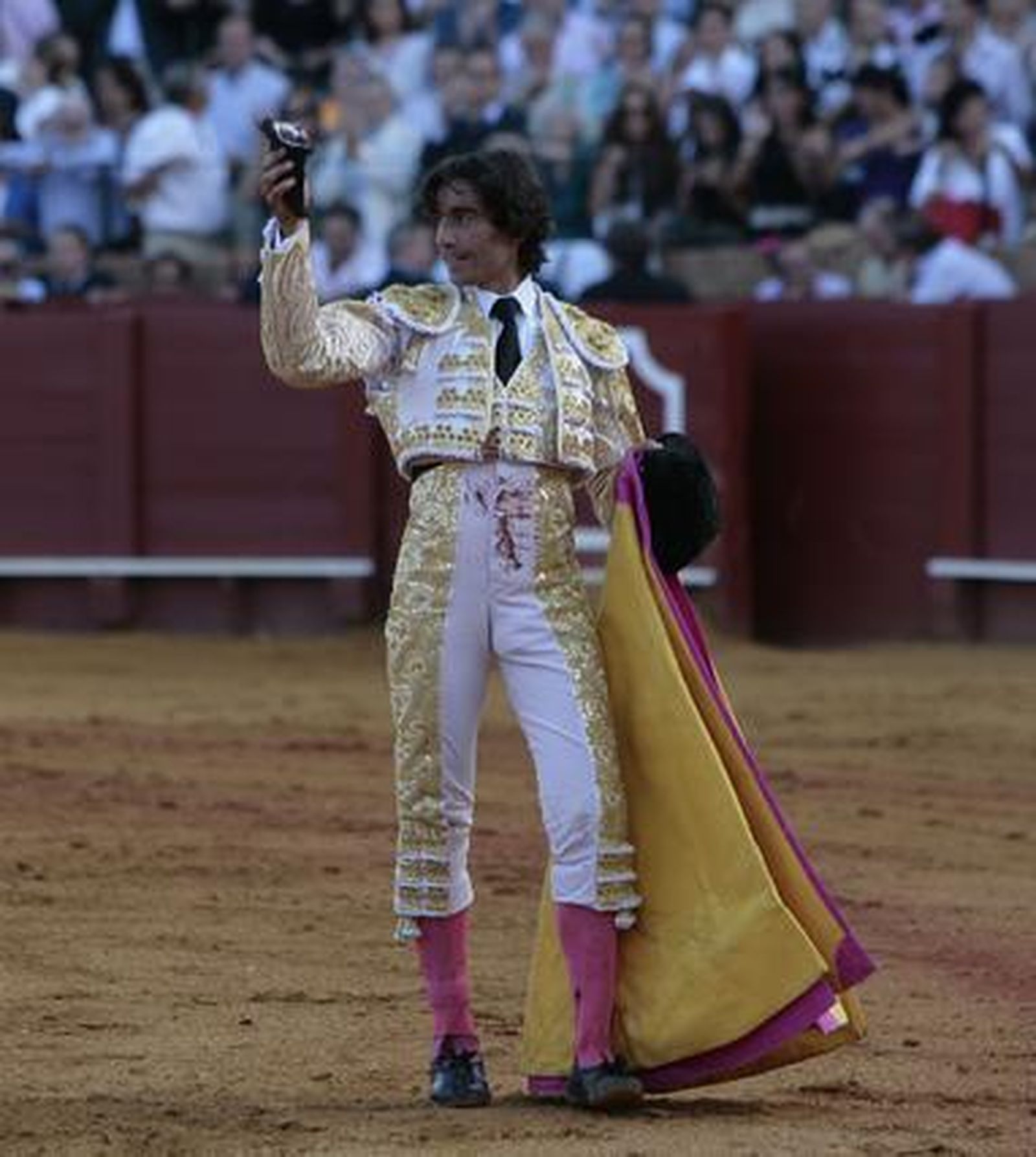 Curro Díaz enseña al público la oreja conseguida.  Foto: José Ángel García