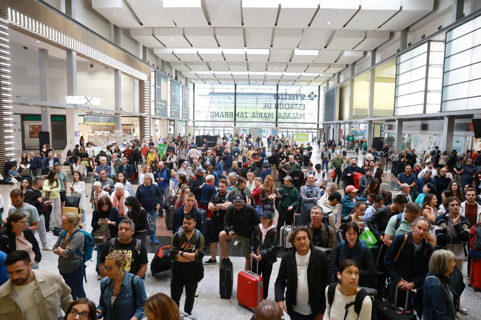 Las fotos de los retrasos en los trenes de Málaga tras el robo de cable