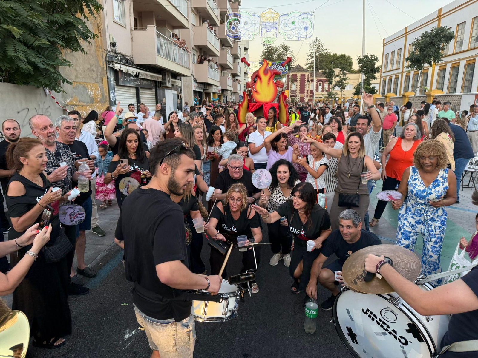 El público volcado con una de las charangas en la cabalgata de La Línea 2025. El público volcado con una de las charangas en la cabalgata de La Línea 2025.