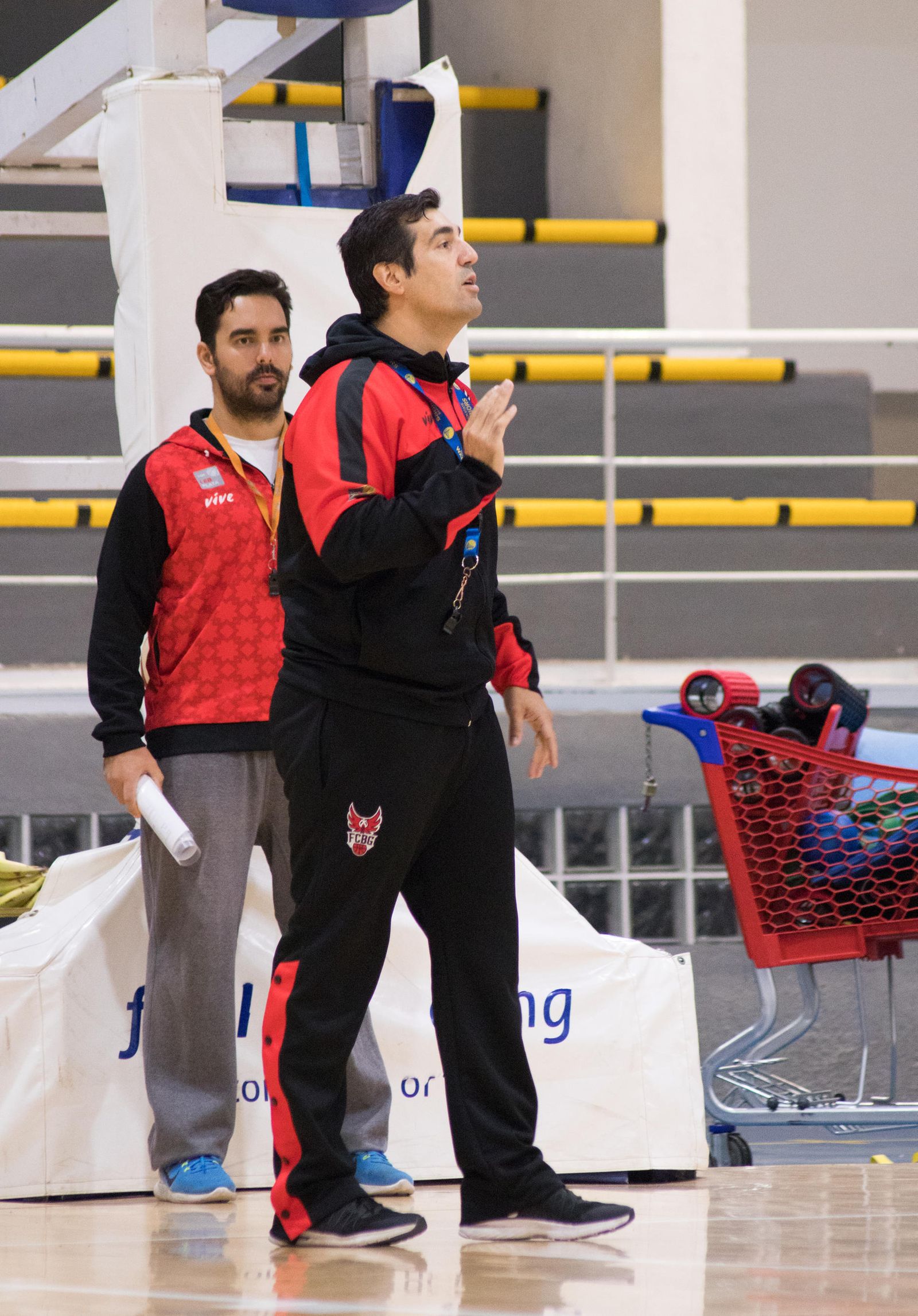 Pablo Pin imparte instrucciones durante el entrenamiento de ayer.