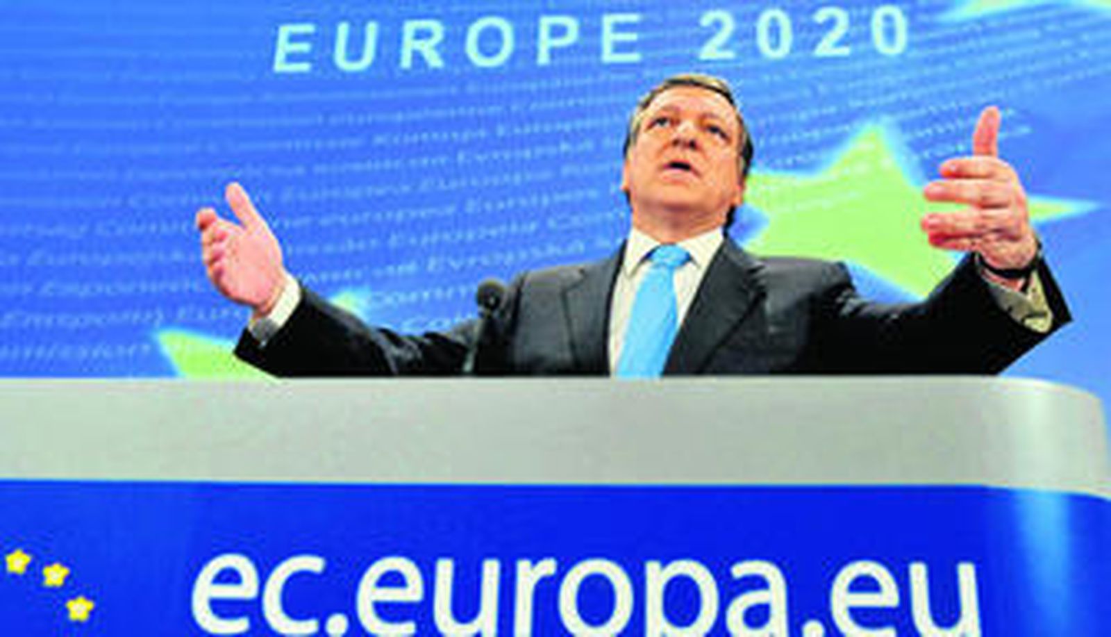 El presidente de la Comisión Europea, Durao Barroso, gesticula durante la rueda de prensa en Bruselas.