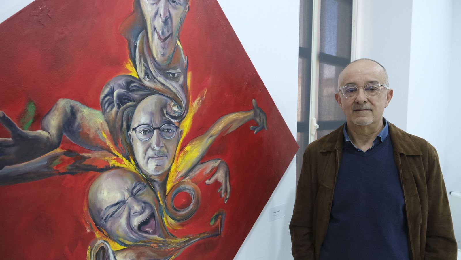 Cristóbal Avilés con una de las obras que expone en la sala Jayrán en Almería.