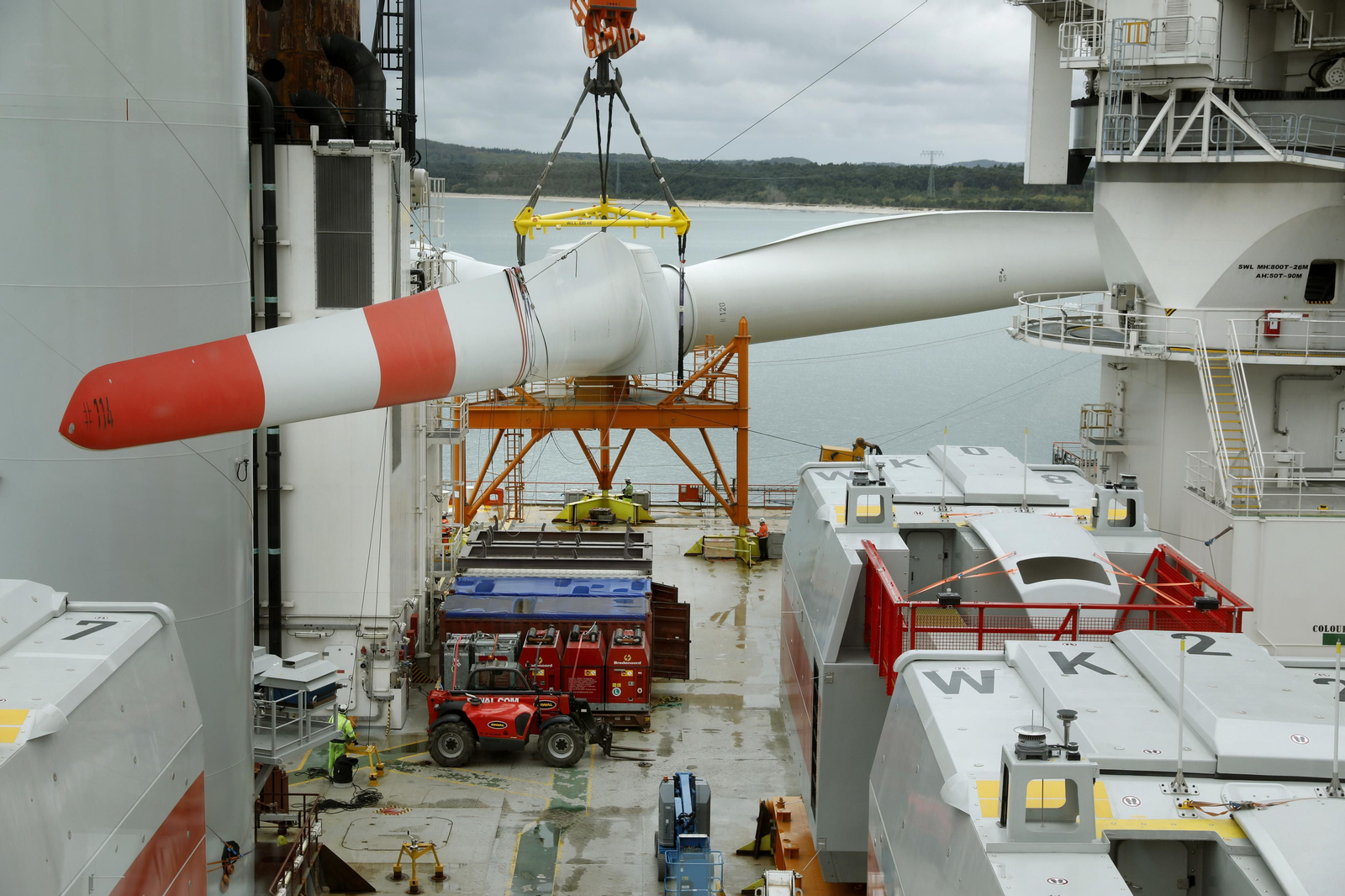 Puerto Real, presente en la estación eólico marina Wikinger