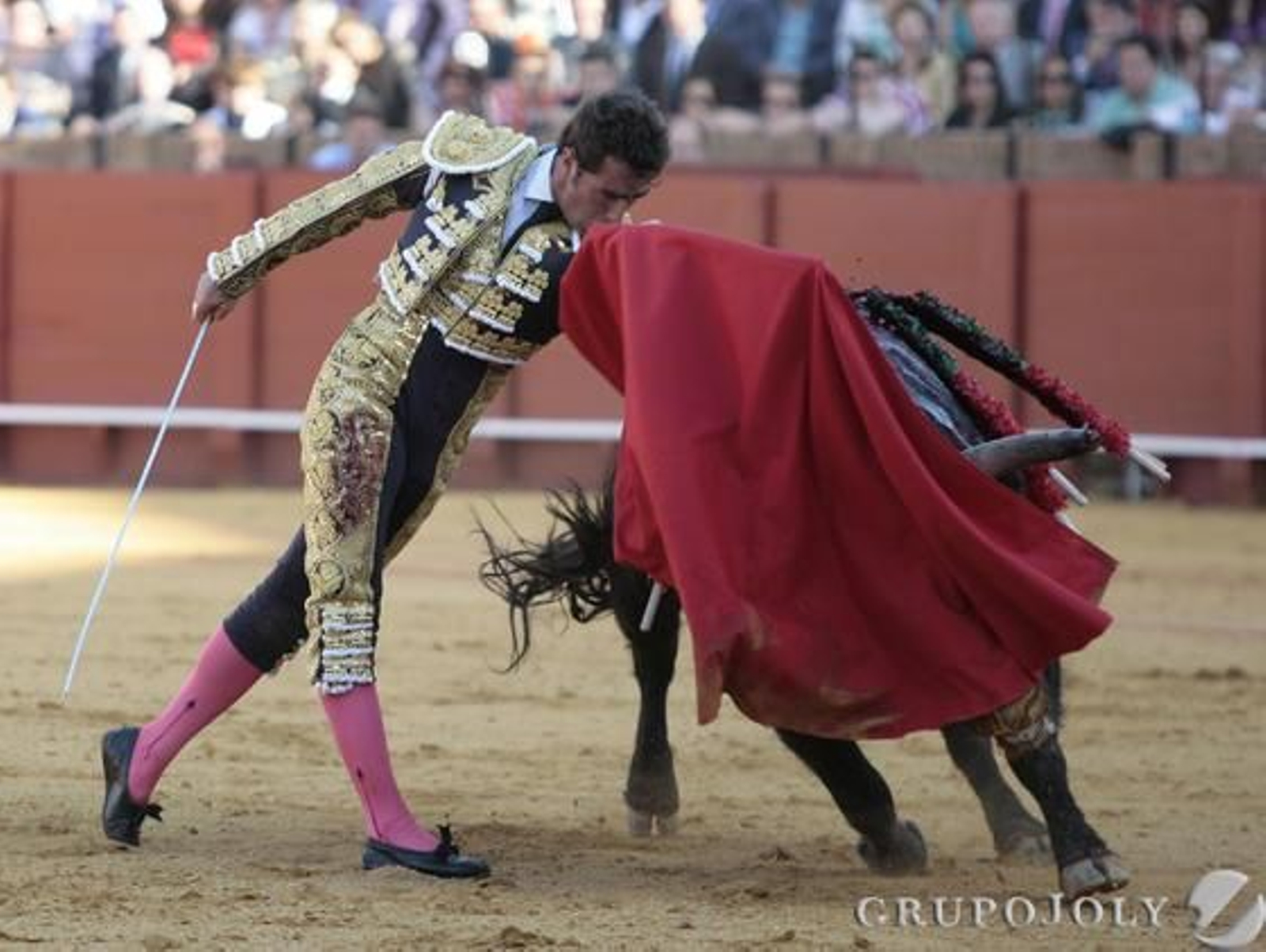 El Fandi torea al tercer astado de la tarde.

Foto: Juan Carlos Munoz