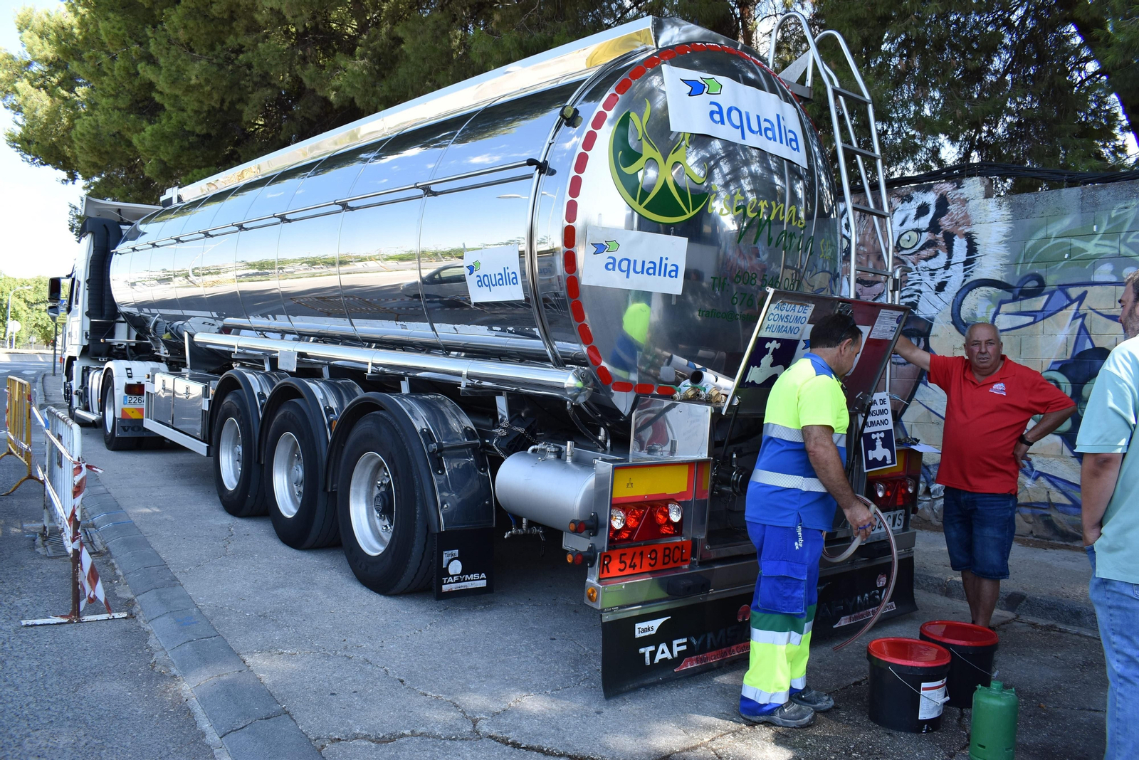 Reparto de agua con camiones cisterna en Baena.
