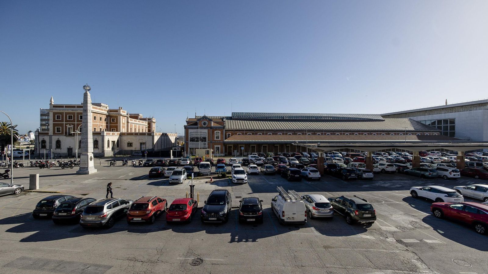 En la izquierda de la imagen, el edificio de la Aduana Nueva.