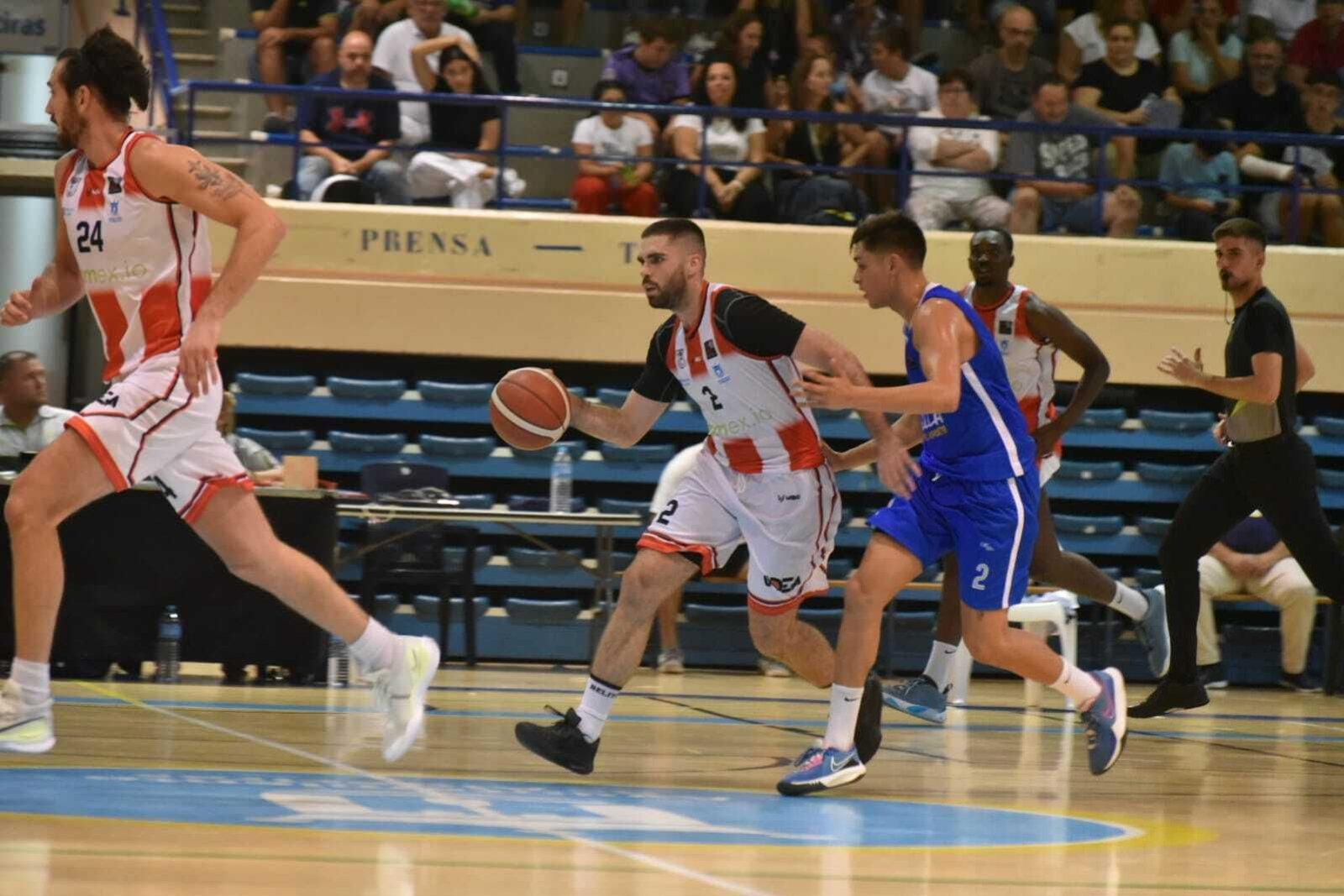 Javi Balastegui conduce un ataque de Udea ante el Enrique Soler