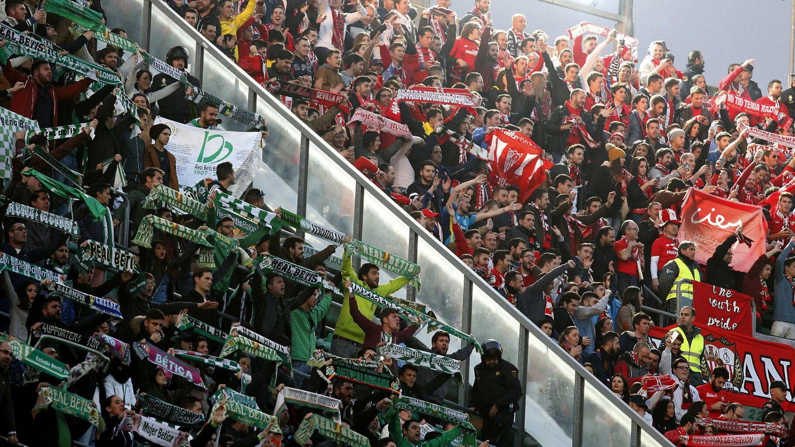 Una imagen de parte de las dos aficiones en un derbi.