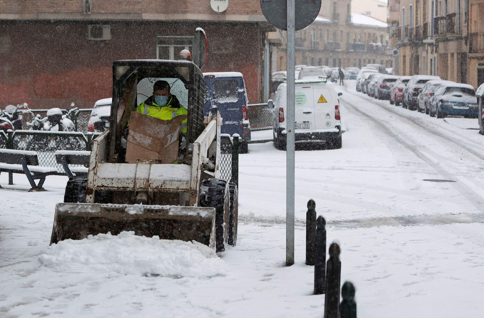 El segundo día del temporal 'Filomena' en imágenes: más nieve y caos
