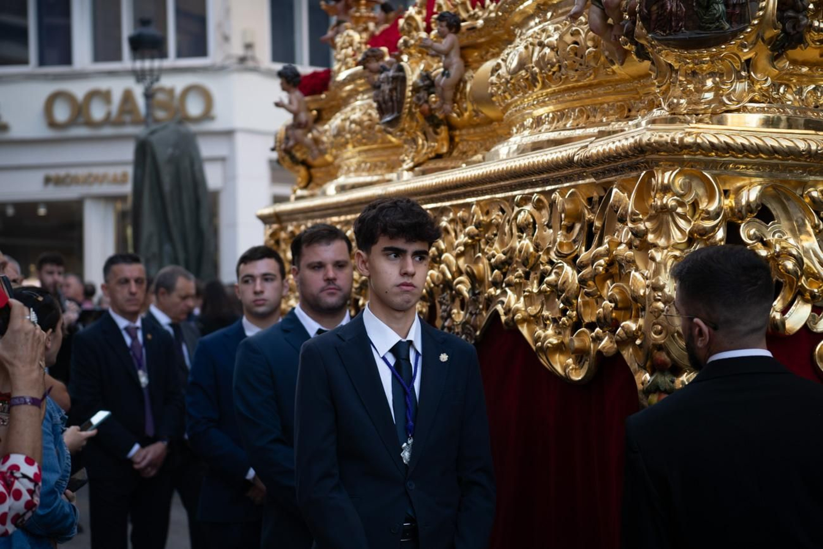 Una marea de devoción inunda Jaén al paso de la Magna, en imágenes