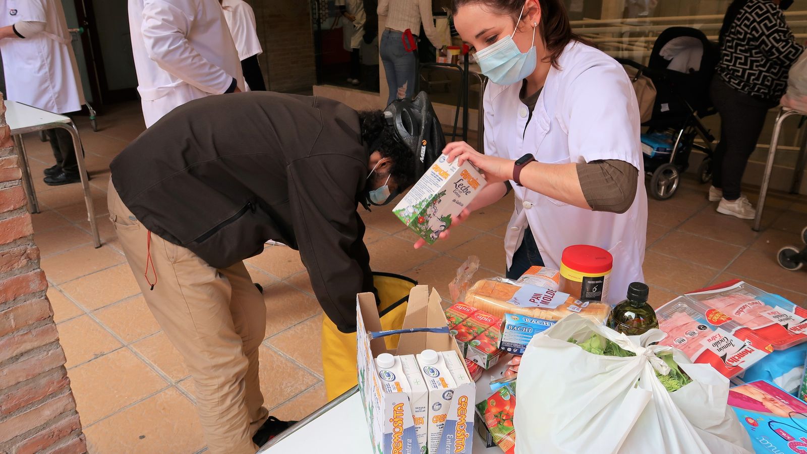 Reparto de alimentos en San Juan de Dios.