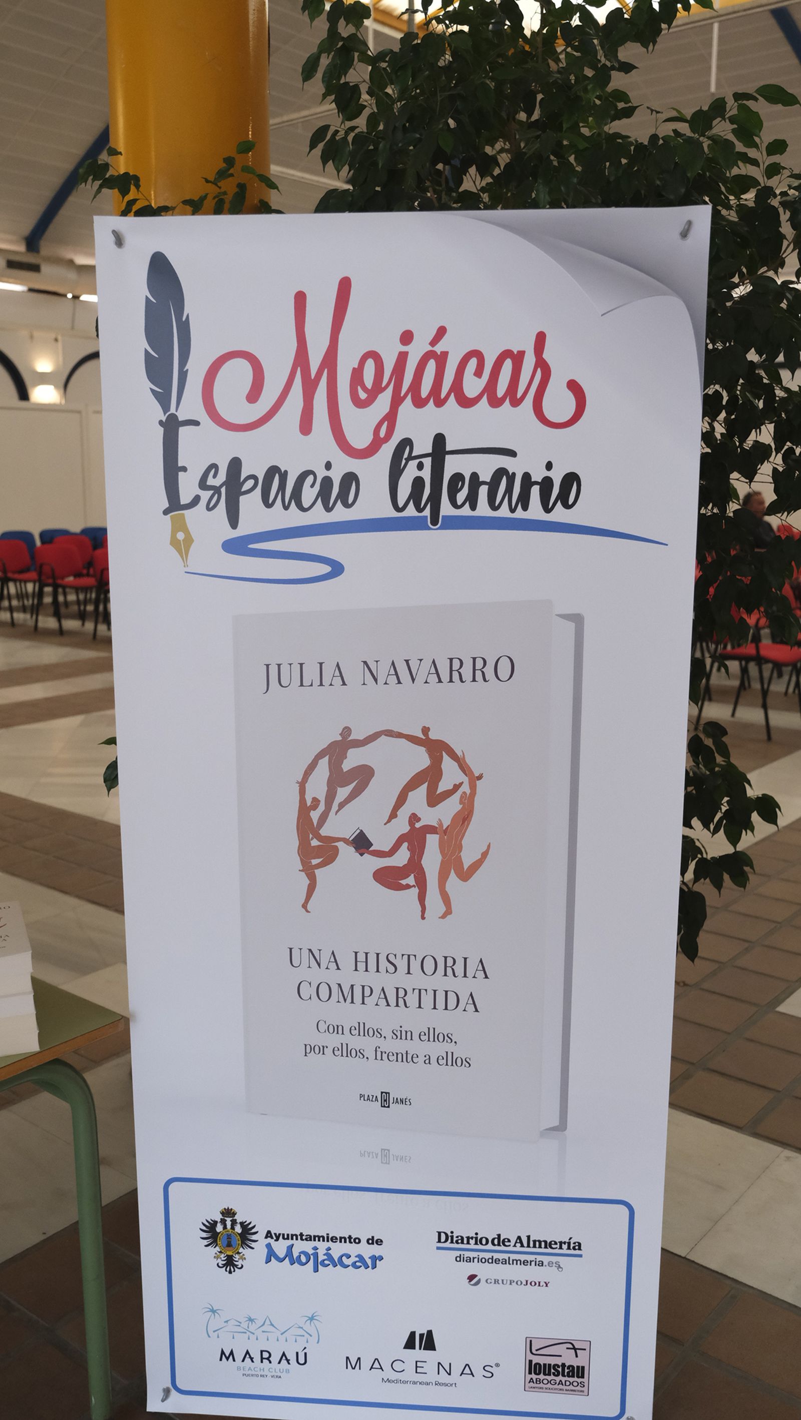 Imágenes de Diario de los Libros en Mojácar, con la escritora Julia Navarro