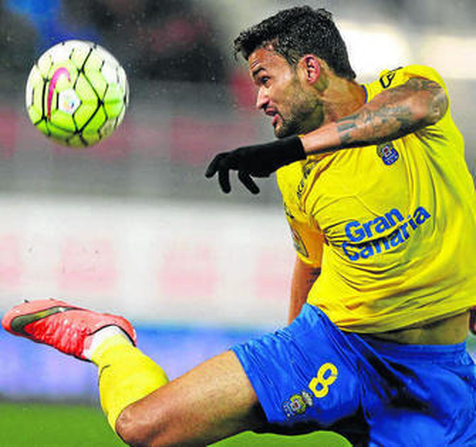 Willian José intenta controlar la pelota en un partido ante el Eibar.