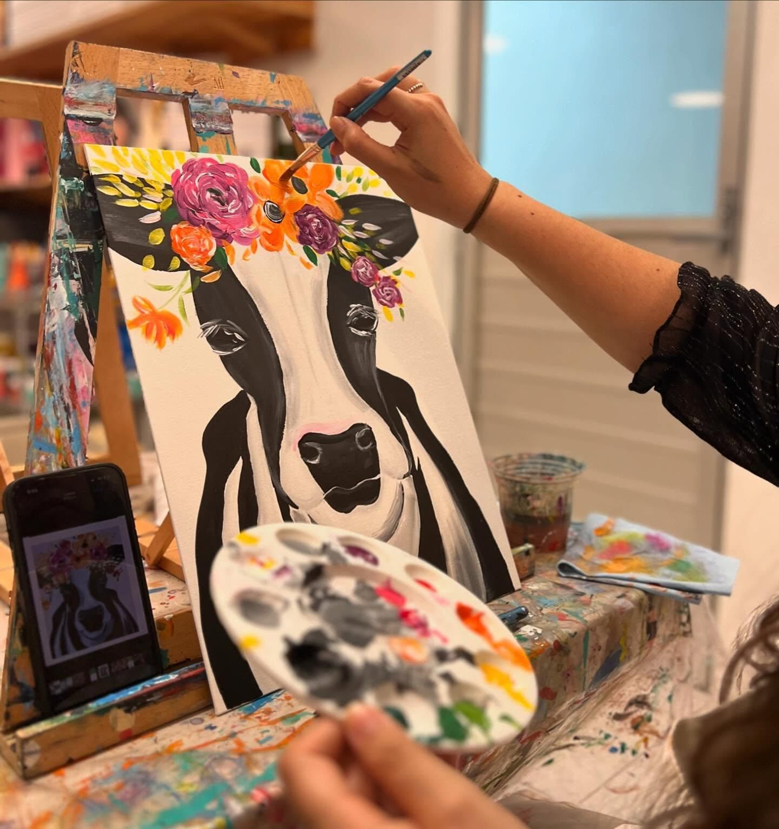 Una persona pintando un cuadro en Pinto & Tinto.