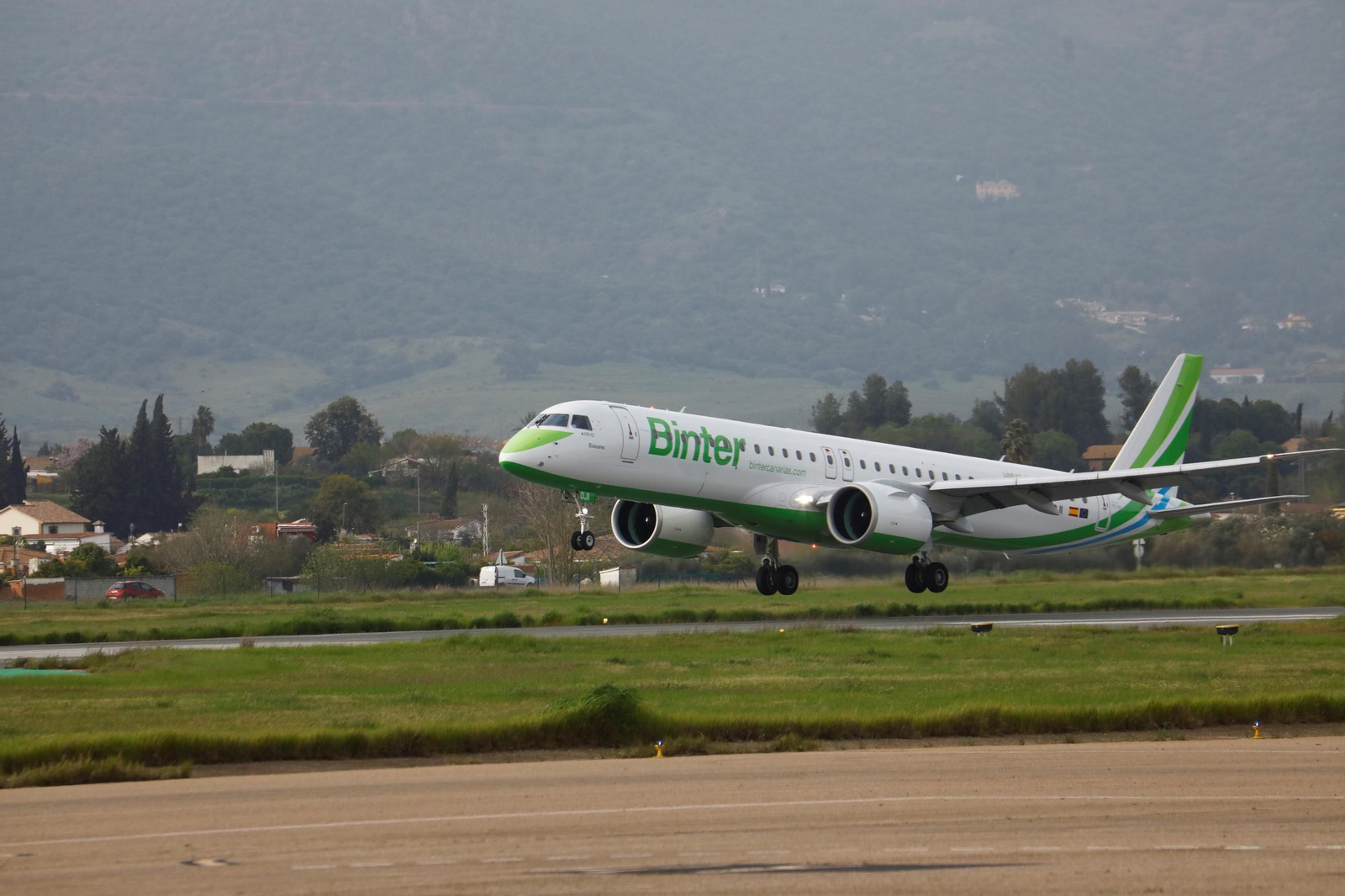 El aeropuerto de Córdoba recibe el primer vuelo de Binter desde Canarias, en imágenes