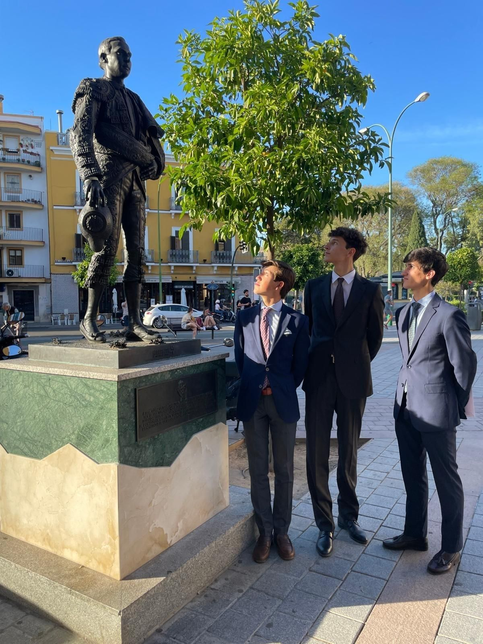 El Mella, Zulueta y Mariscal se fotografiaron junto a la estatua de Gallito.