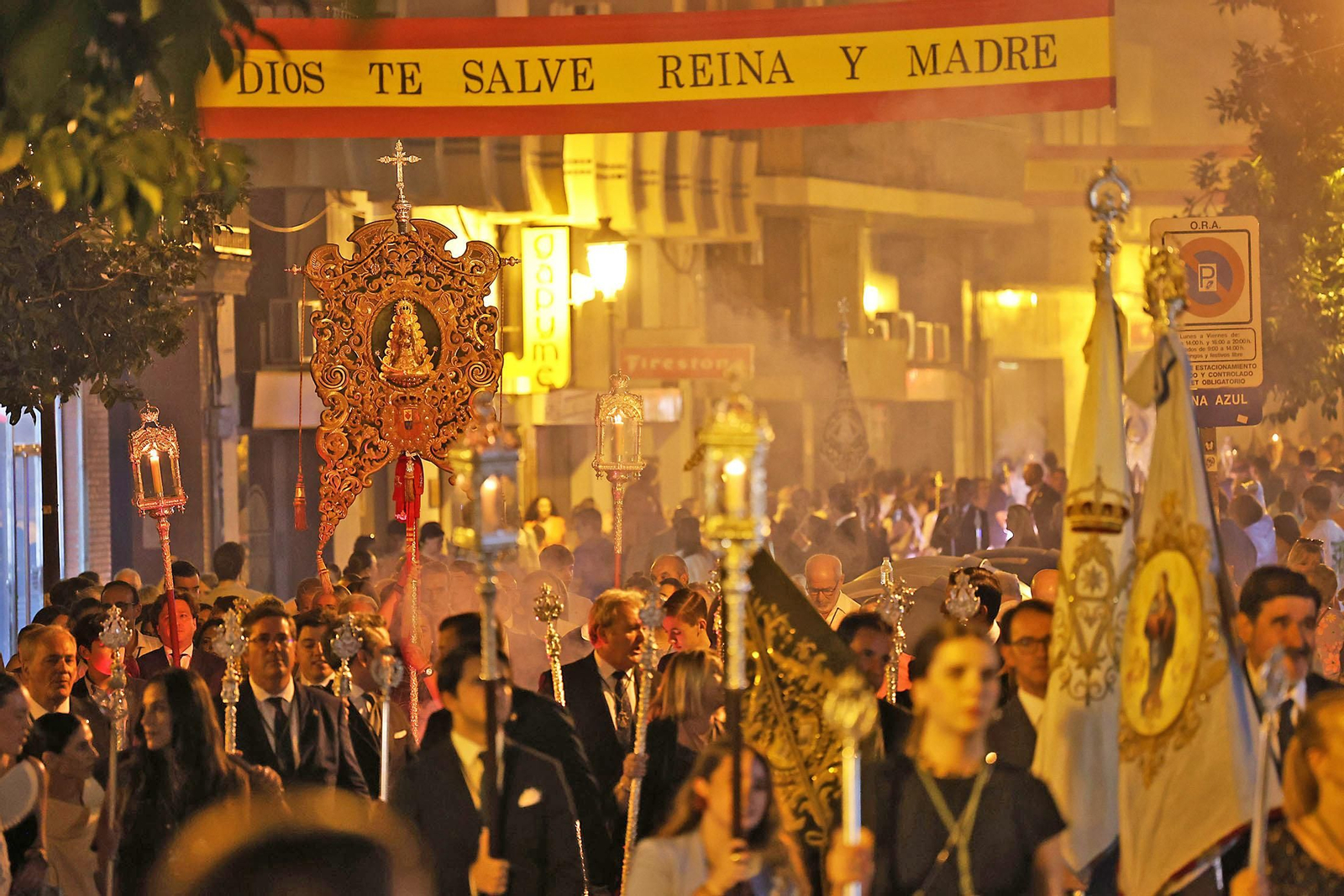 Imágenes del regreso de las hermandades a Emigrantes al finalizar el Rosario Jubilar rociero