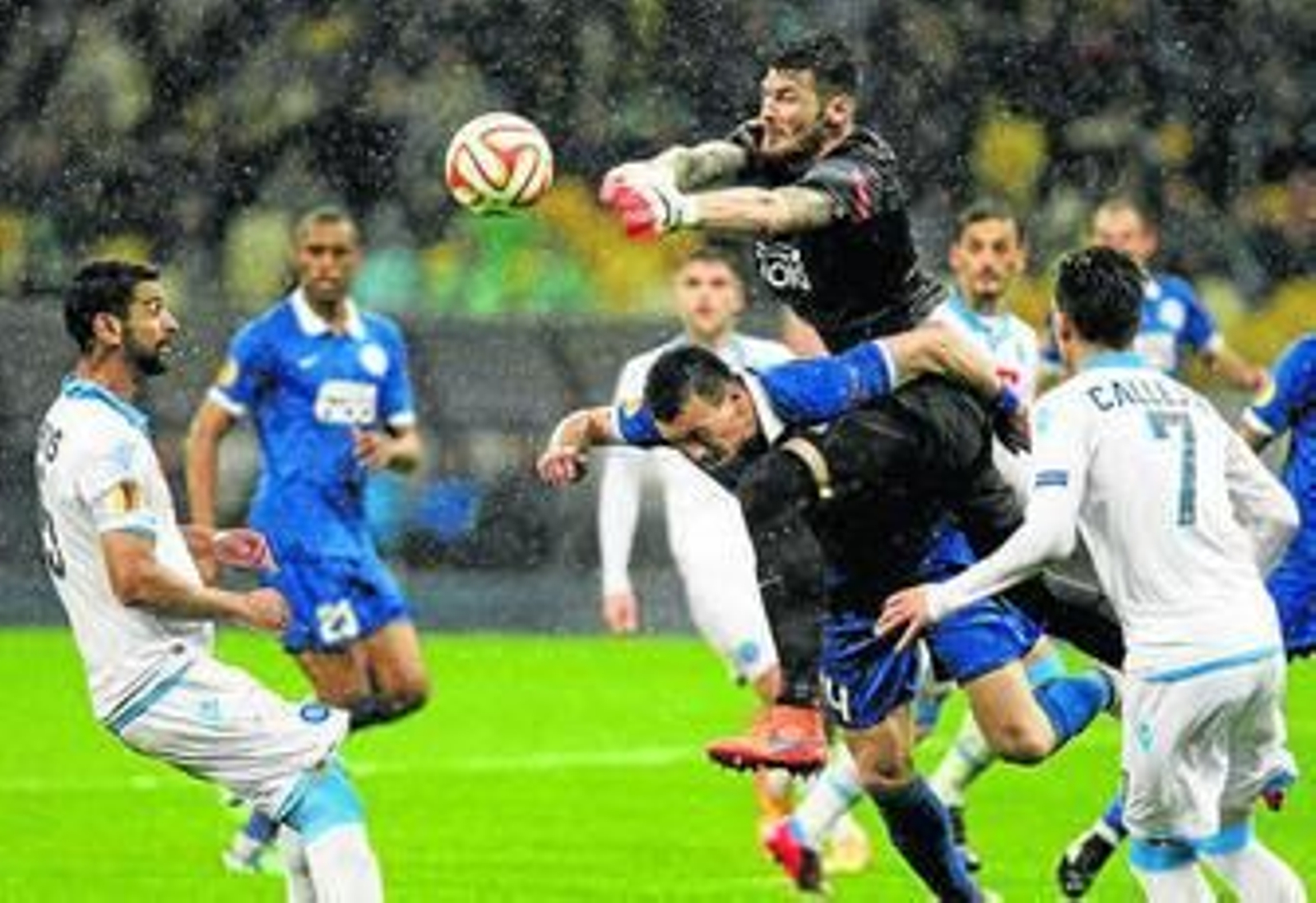 Boyko sale a despejar de puños en un partido contra el Nápoles jugando en las filas del Dnipro.