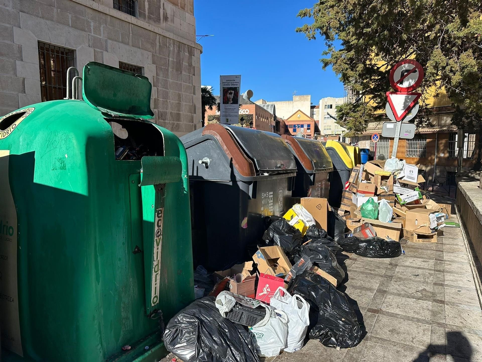 Basura junto a contenedores, en una imagen tomada recientemente. Basura junto a contenedores, en una imagen tomada recientemente.