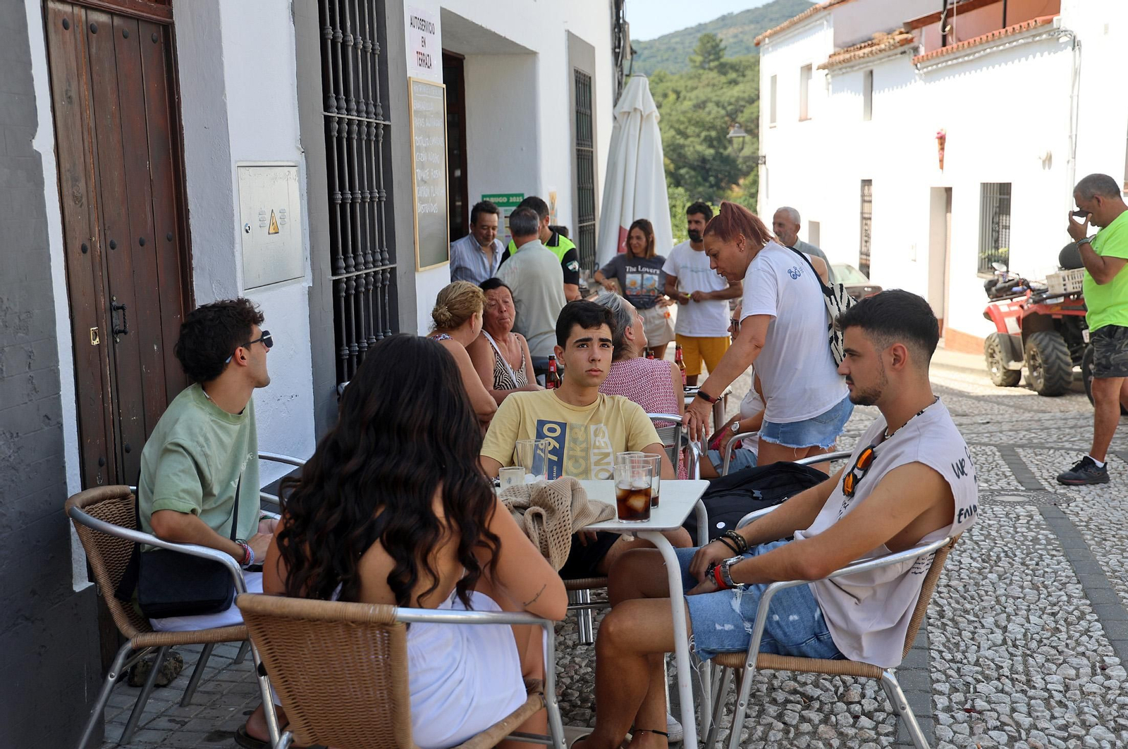 Imágenes de los vecinos de Los Romeros ya en sus casas tras el incendio