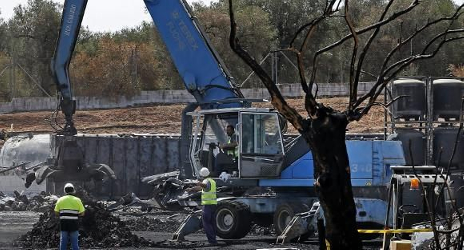 Ybarra inicia las labores de desescombro de su fábrica y reubica a 42 empleados