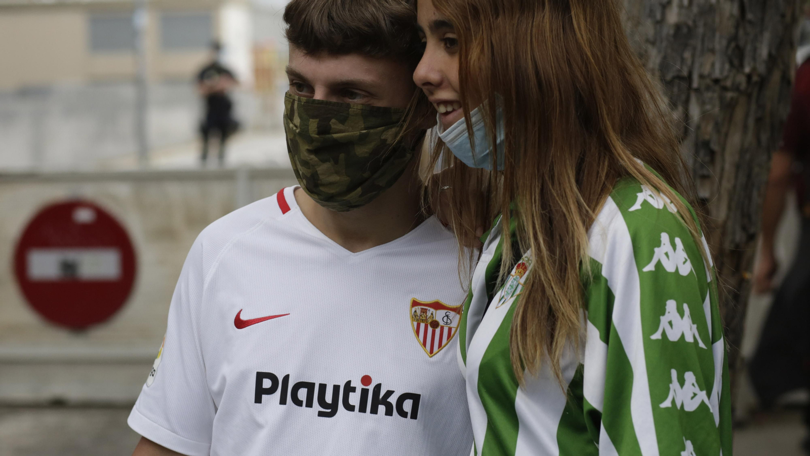 Mucha  presencia policial en el entorno del Sanchez Pizjuán  durante el derbi