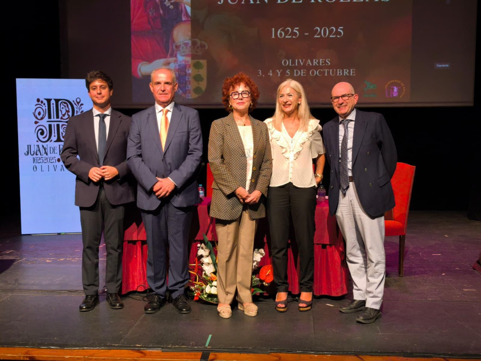 De izquierda a derecha: Casimiro Fernández Linares, de la Diputación de Sevilla; Isidoro Ramos García, alcalde de Olivares; Leticia Ruiz, del Museo del Prado; Patricia del Pozo, consejera de Cultura y Deporte de la Junta de Andalucía; y el catedrático de Historia del Arte Benito Navarrete