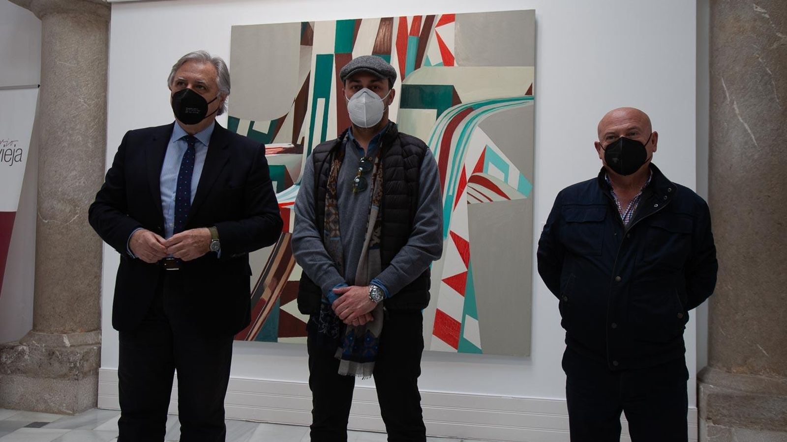 El pintor jerezano junto al delegado de Cultura y Bernardo Palomo durante la inauguración de la muestra.