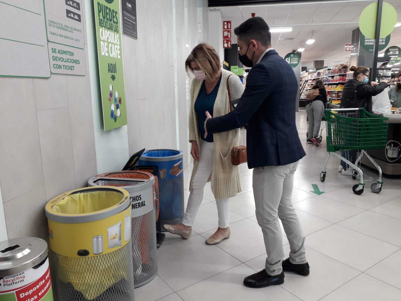 La edil Pepa Vela y el representante de la empresa, Rafael Piñero, en el establecimiento de la cadena en Las Albinas.