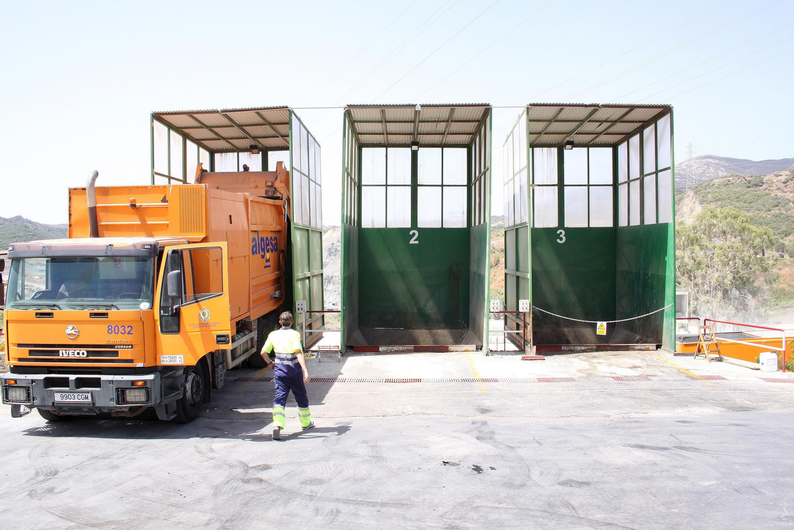 Un camión de Algesa, en el punto de transferencia de Los Guijos.