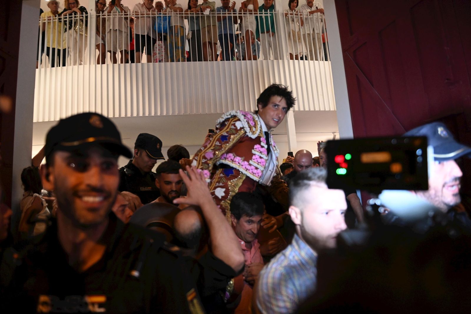 Roca Rey, a hombros, tras triunfar en La Malagueta.