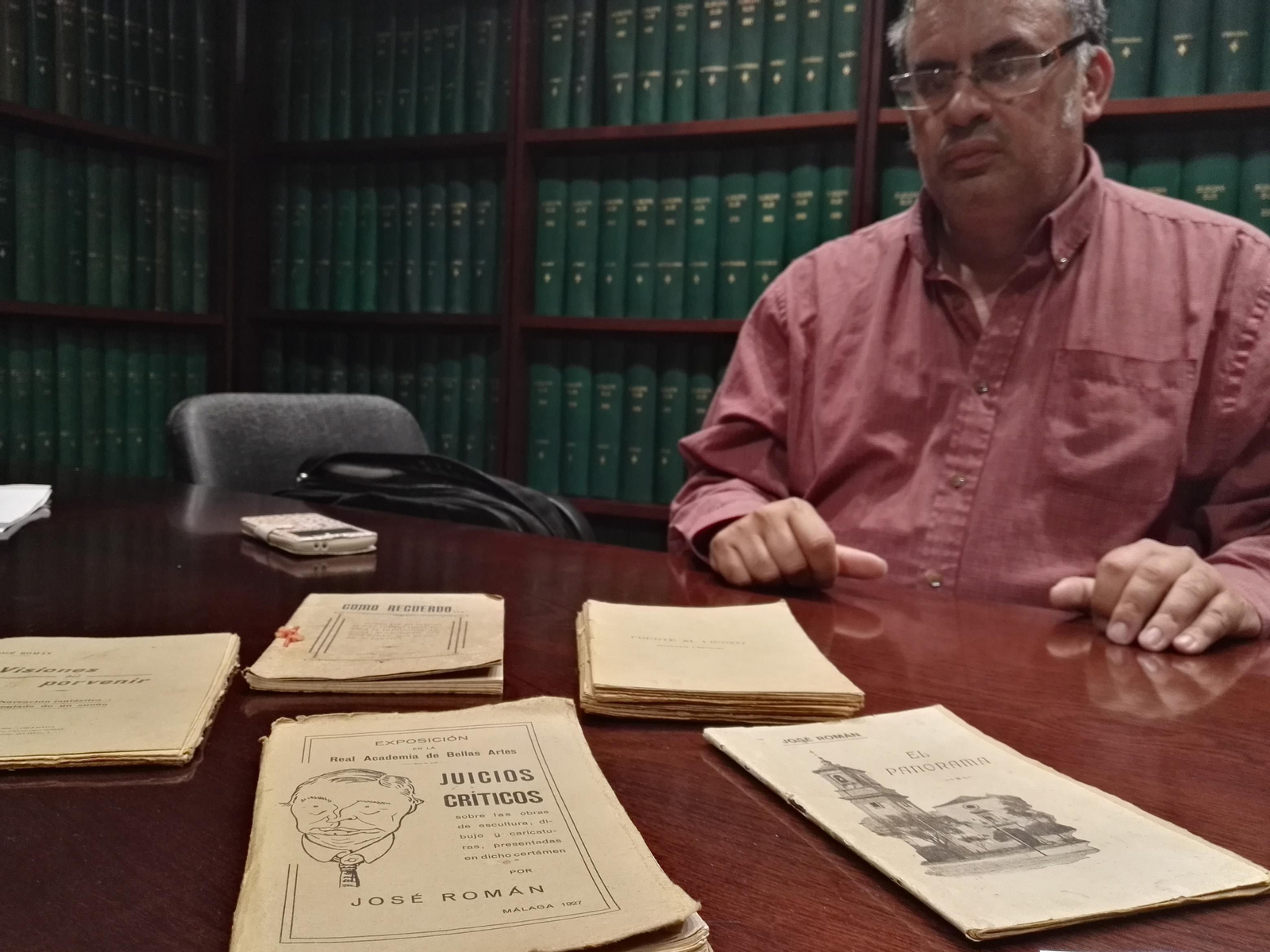 El presidente del Ateneo José Román, mostrando los libros adquiridos.