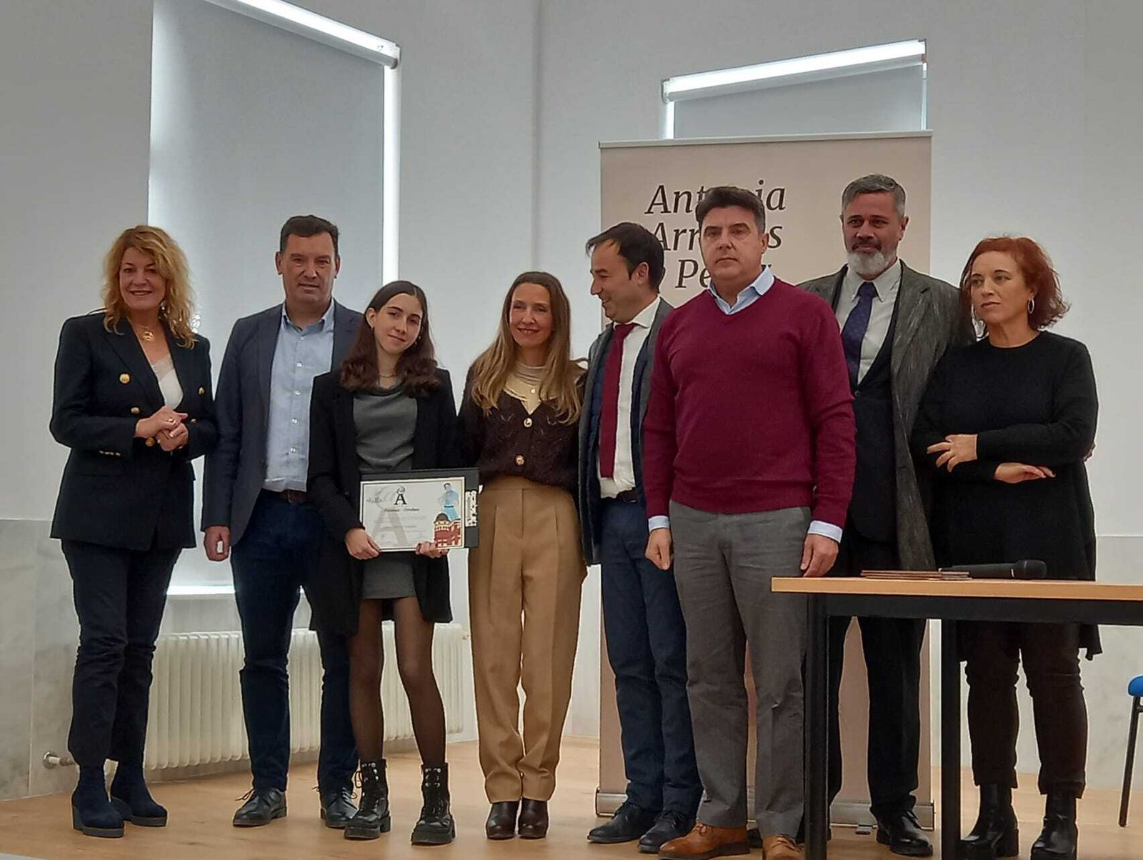 Laura García, del IES La Rábida, con el diploma acreditativo del premio Antonia Arrobas.