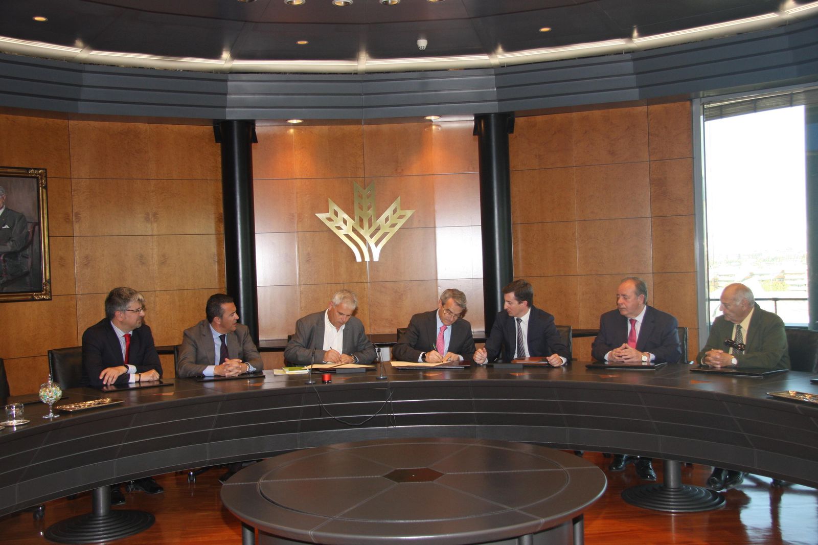 Los representantes de Caja Rural y de Faeca, ayer durante la firma de la renovación del convenio.