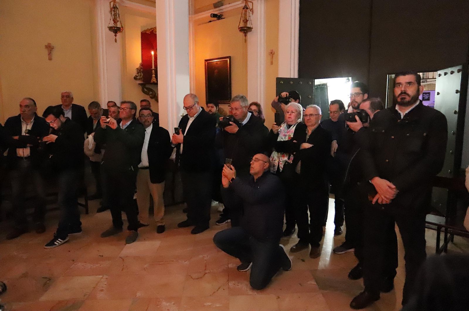 Imágenes de la presentación de dos ángeles ceriferarios en la Hermandad del Calvario