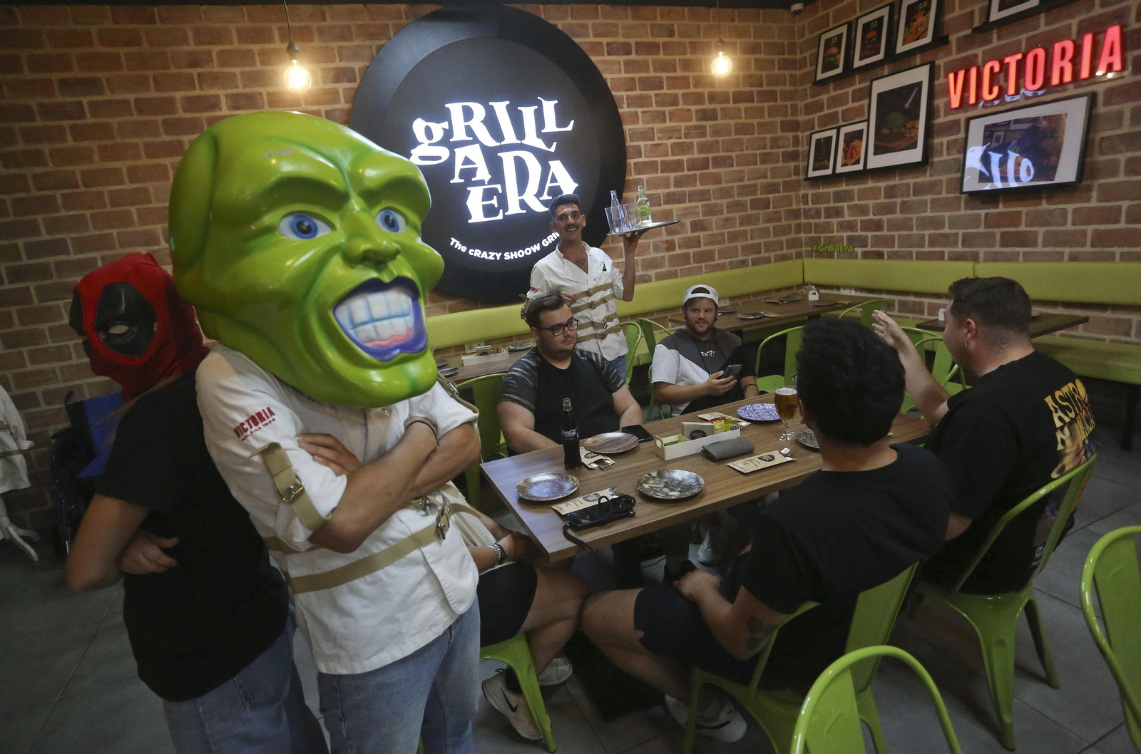 Esta es La Grillaera, el restaurante de Málaga que publica en la carta el sueldo de sus camareros