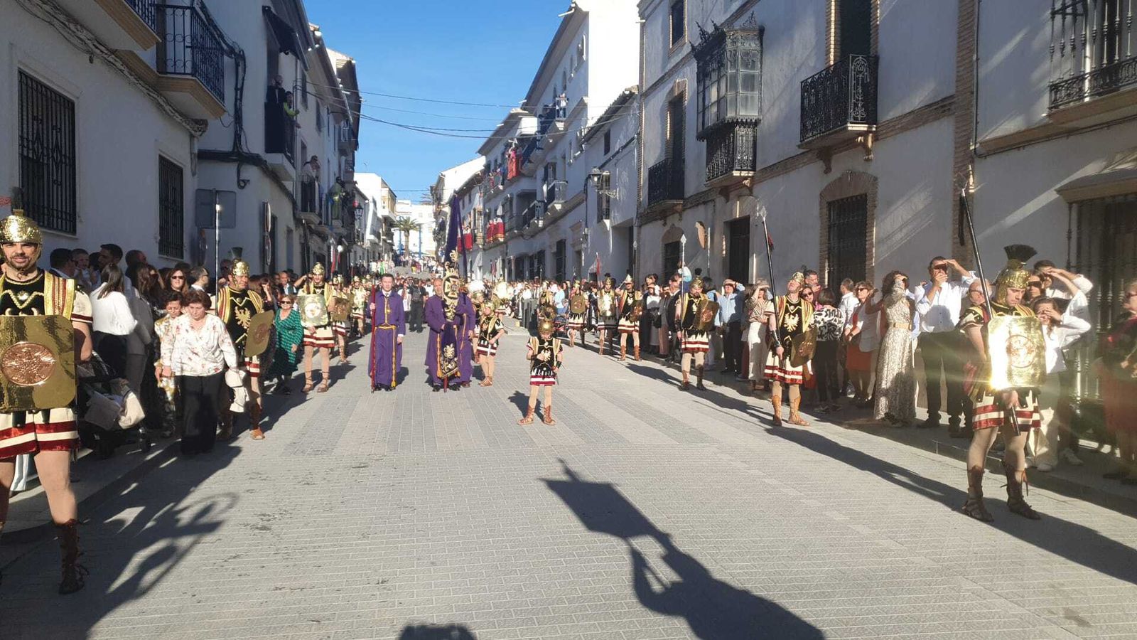 Viernes Santo en Castro del Río: La cesión del paso al Santo Entierro, en imágenes